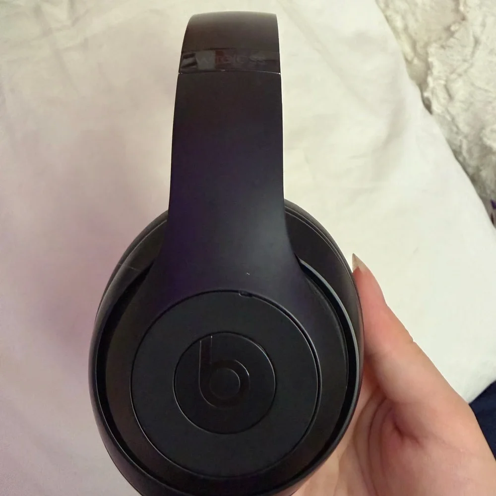 Beats Studio3 Wireless Over-Ear Noise Cancelling Bluetooth Headphones - Picture 7 of 10